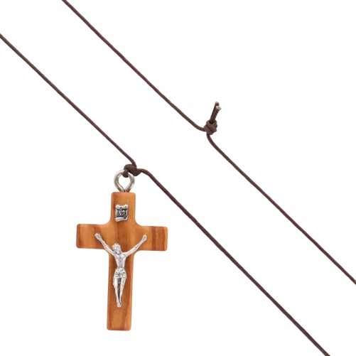 Croix en bois d olivier avec l inscription INRI et un Christ argente. H. 4 cm. Livree avec un cordon en cuir de 70 cm.